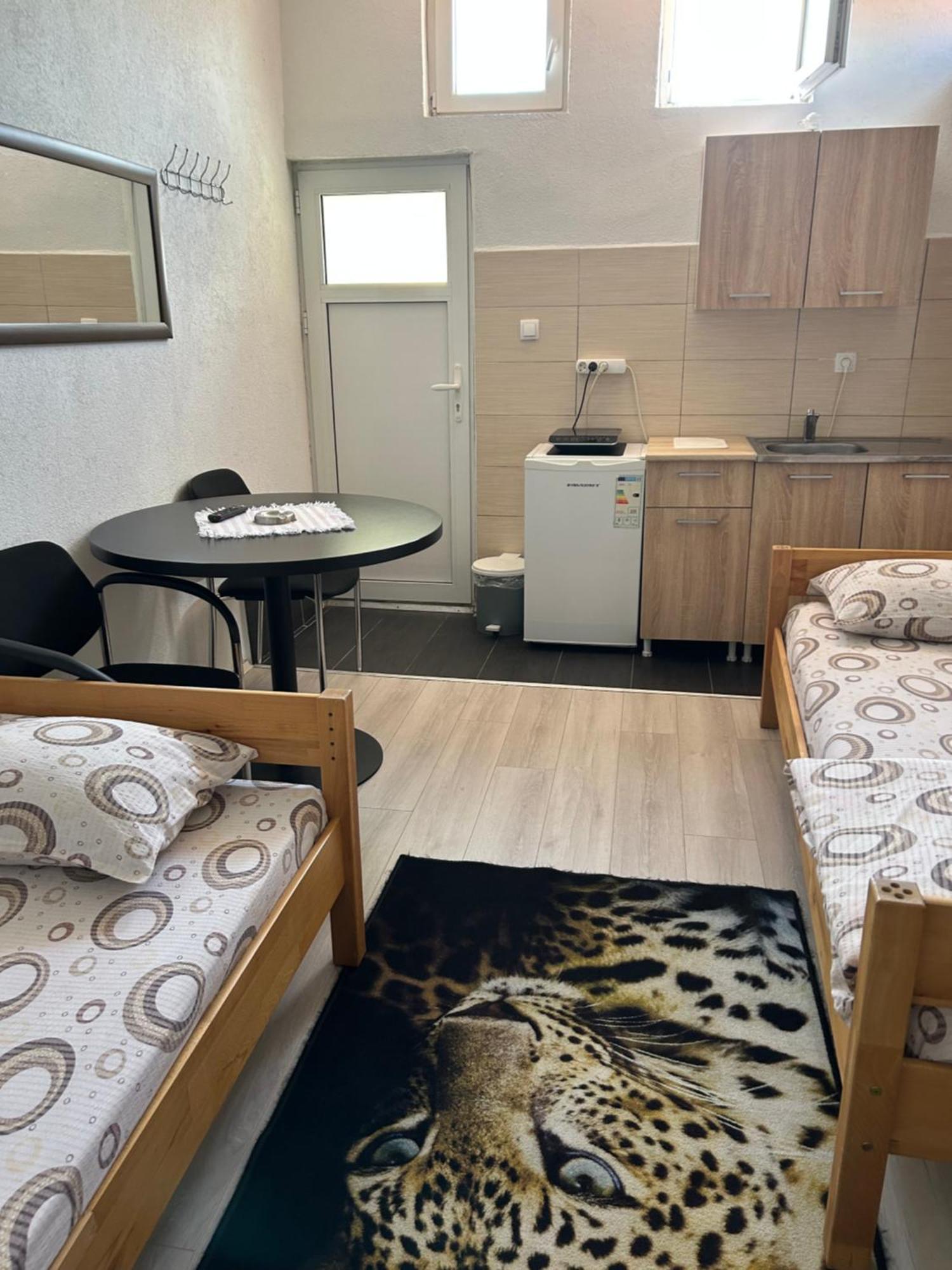 Apartmani & Restoran -S O K O- Sjenica Exteriör bild